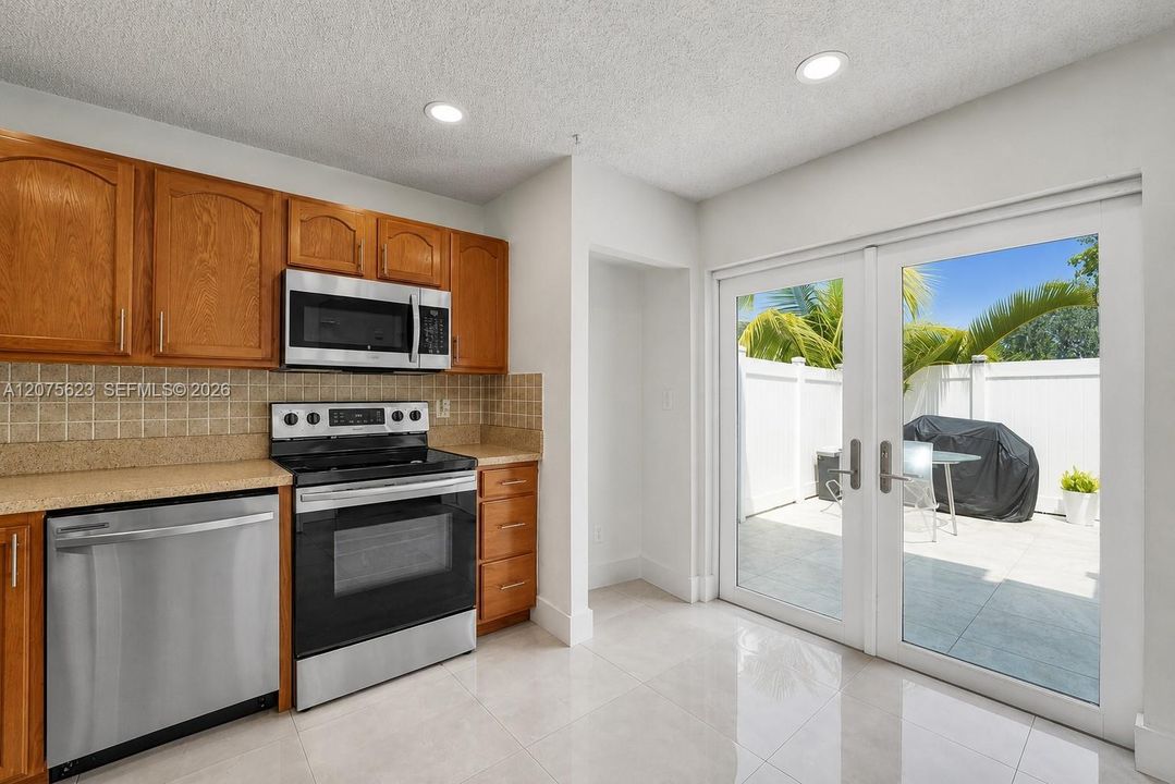 For Sale: $240,000 (2 beds, 1 baths, 1207 Square Feet)