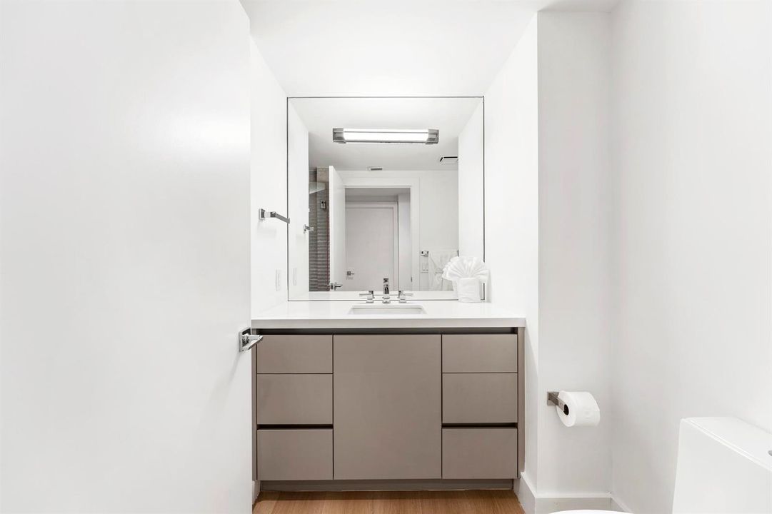 2000 Island Blvd #903A7R00903