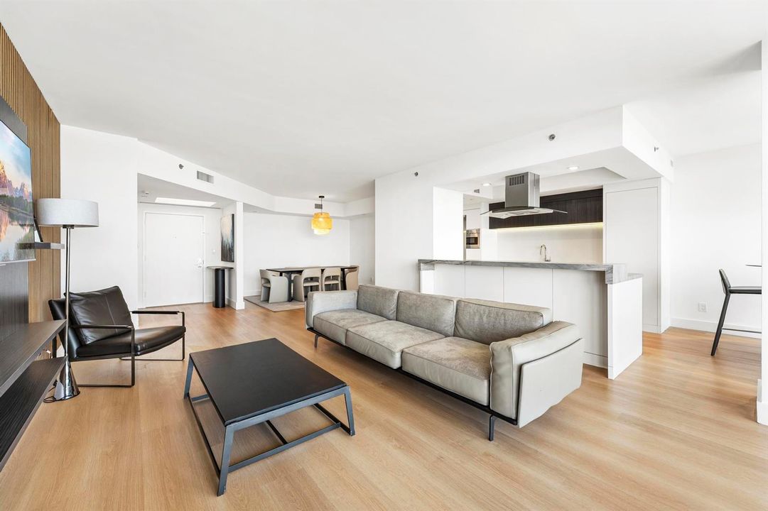 2000 Island Blvd #903A7R00808