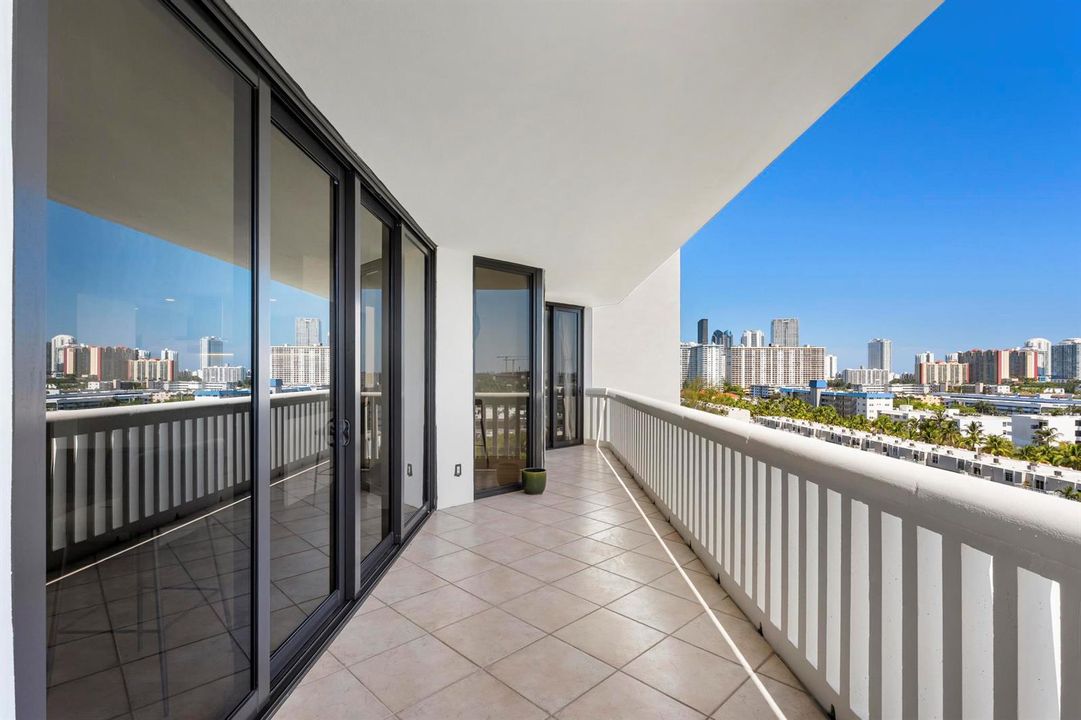 2000 Island Blvd #903A7R00978