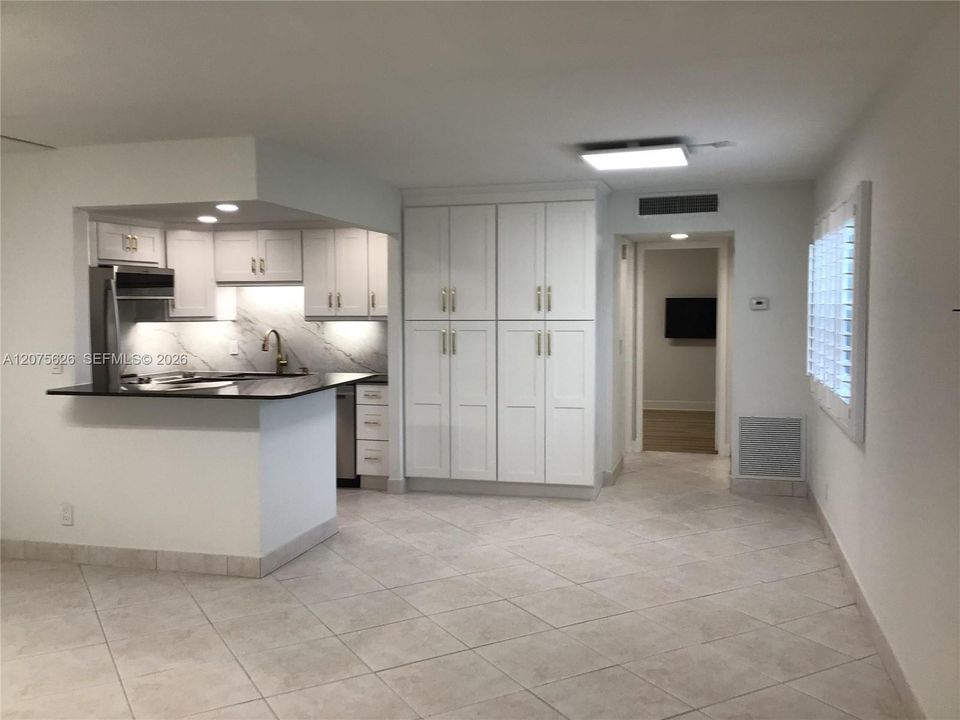 На продажу: $169,900 (1 спален, 1 ванн, 720 Квадратных фут)