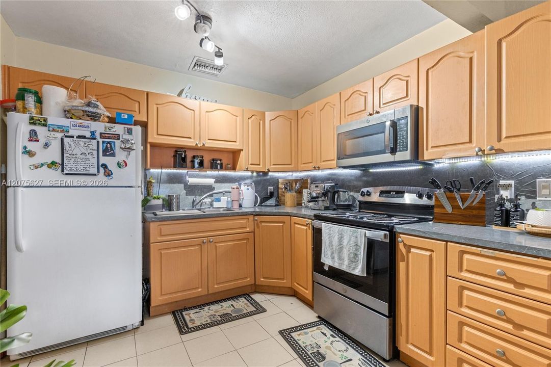 На продажу: $480,000 (2 спален, 1 ванн, 1253 Квадратных фут)