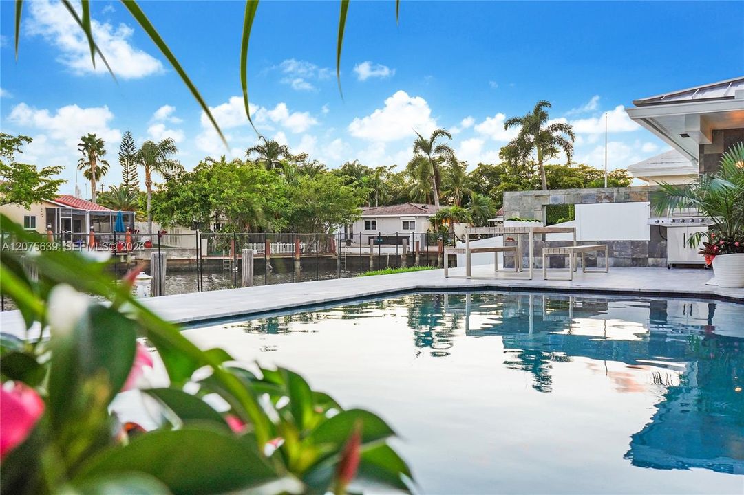 For Rent: $9,000 (3 beds, 3 baths, 1735 Square Feet)