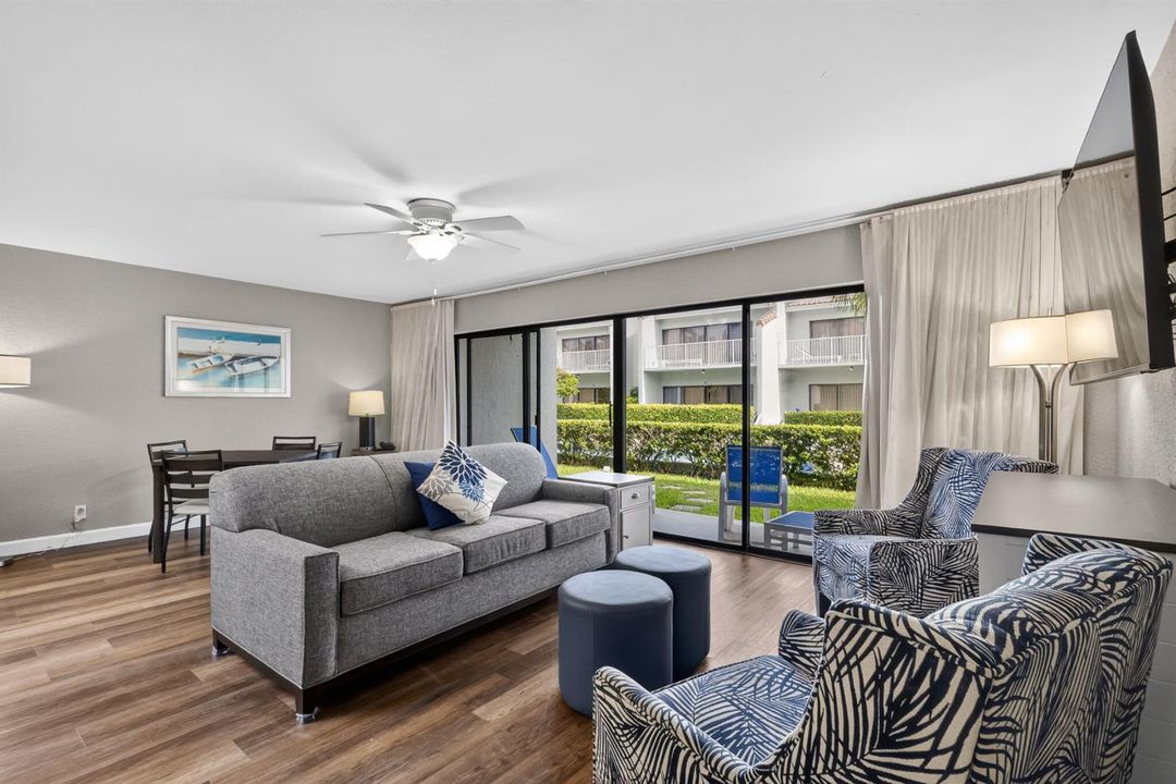 Living Room w/ pullout