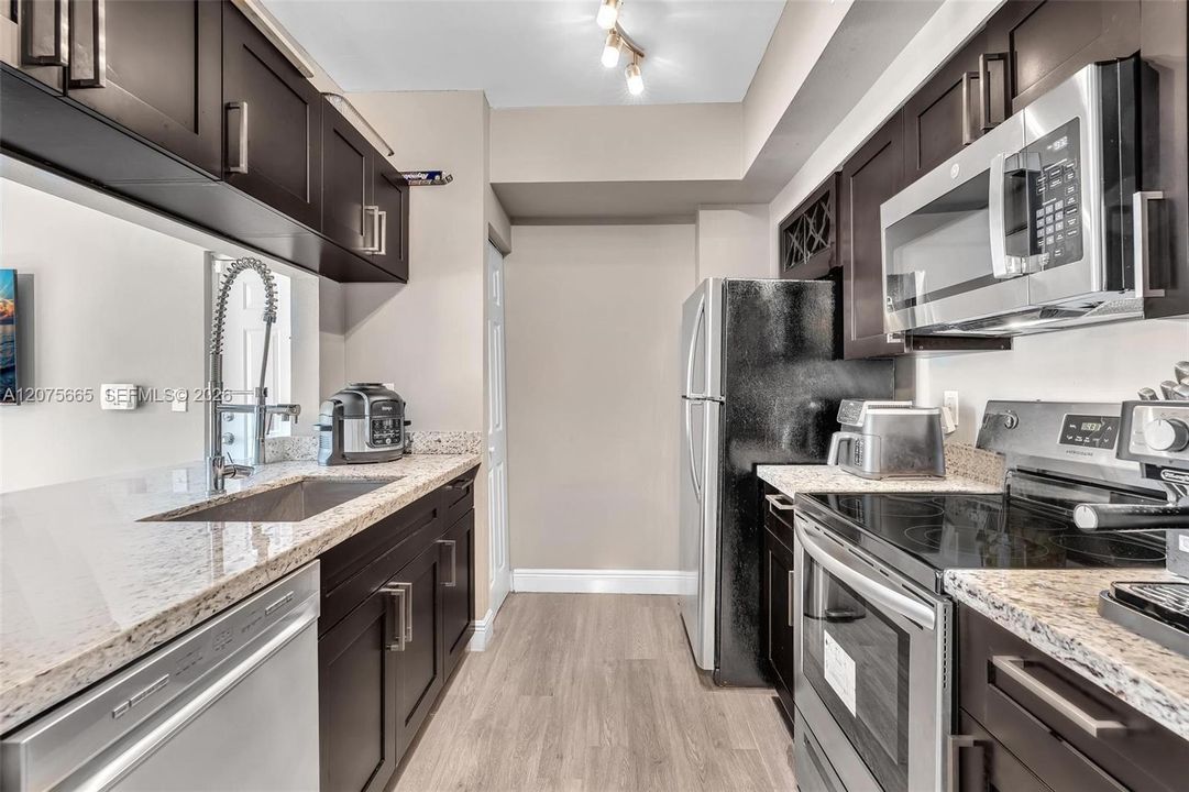 For Sale: $289,900 (2 beds, 1 baths, 850 Square Feet)