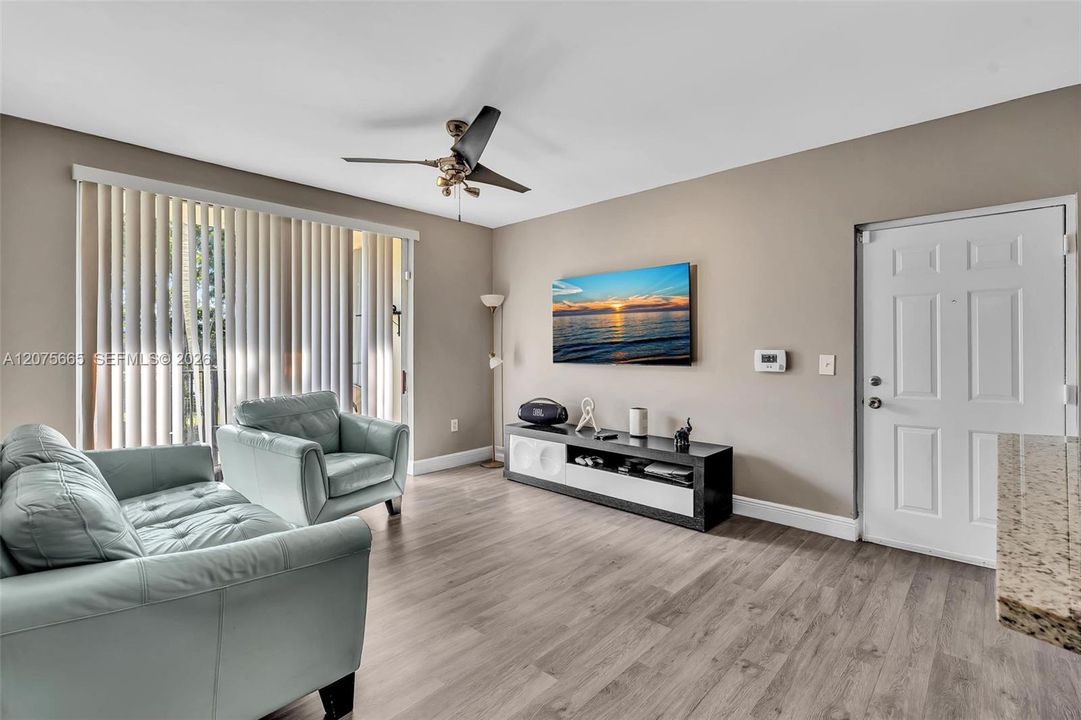 For Sale: $289,900 (2 beds, 1 baths, 850 Square Feet)