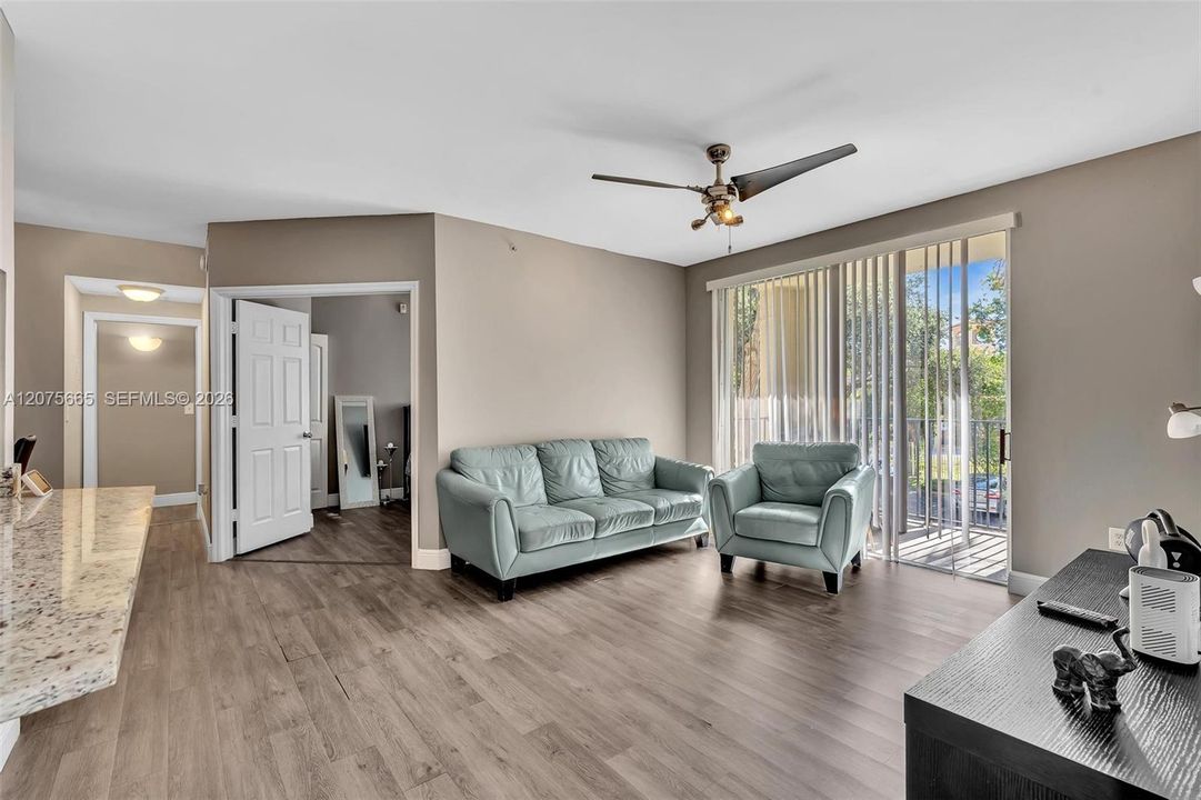 For Sale: $289,900 (2 beds, 1 baths, 850 Square Feet)
