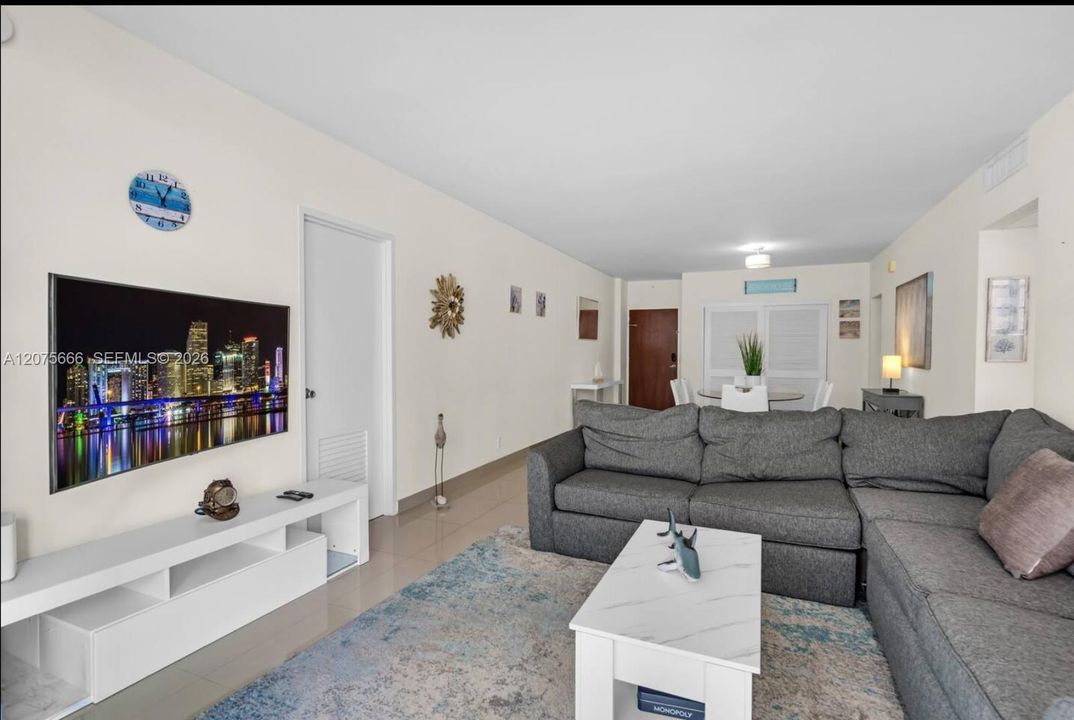 For Rent: $4,900 (2 beds, 2 baths, 1178 Square Feet)