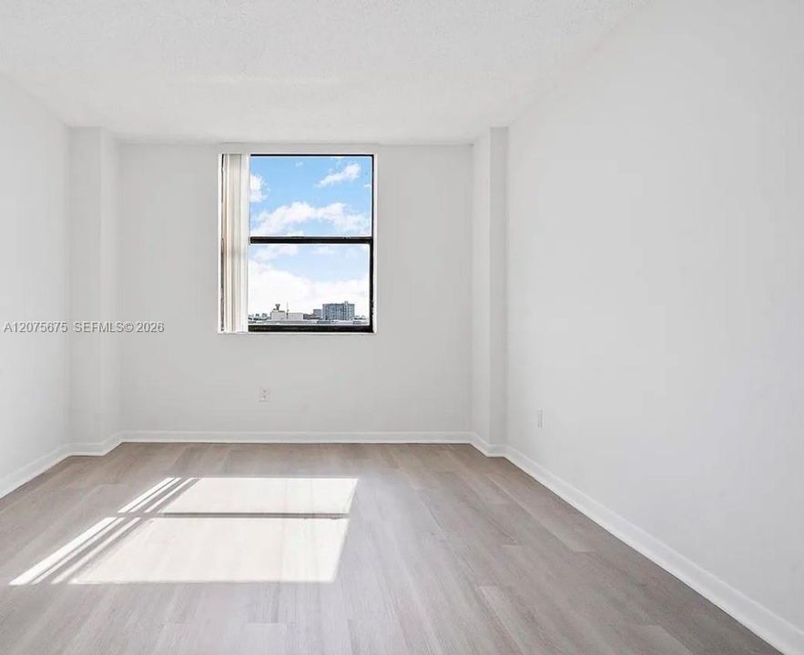 For Rent: $1,800 (1 beds, 1 baths, 782 Square Feet)