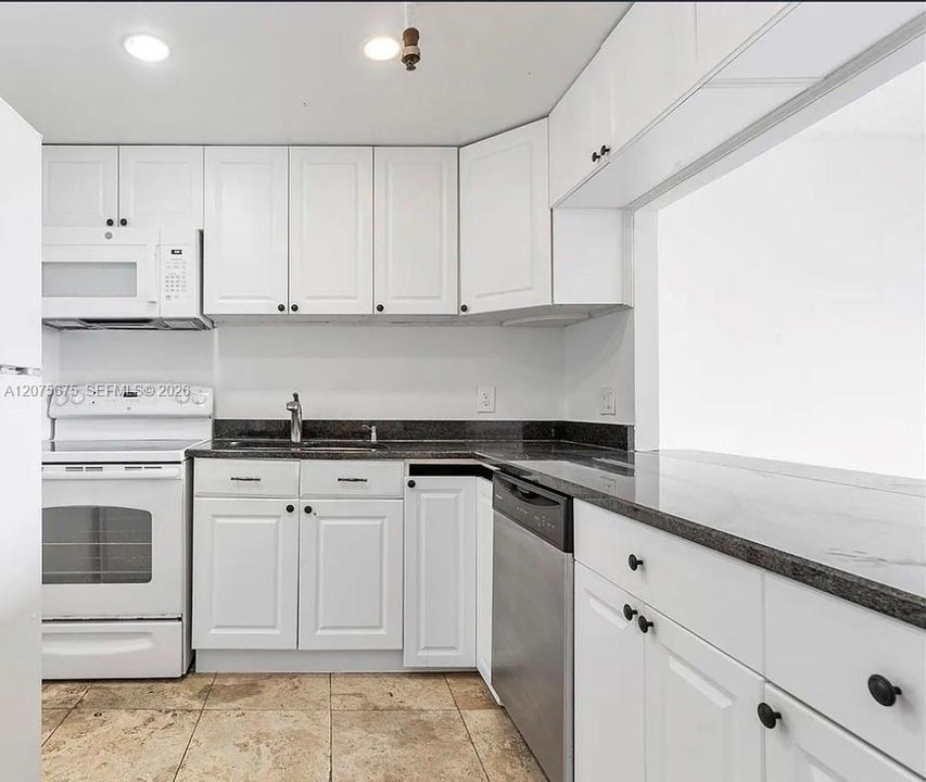 For Rent: $1,800 (1 beds, 1 baths, 782 Square Feet)