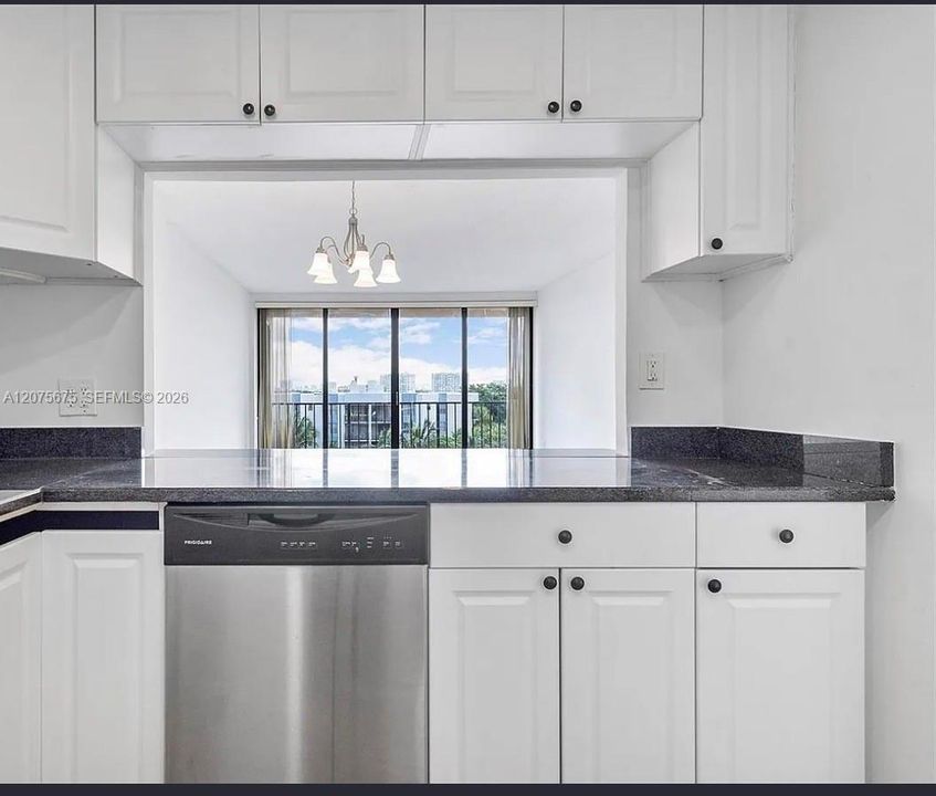For Rent: $1,800 (1 beds, 1 baths, 782 Square Feet)