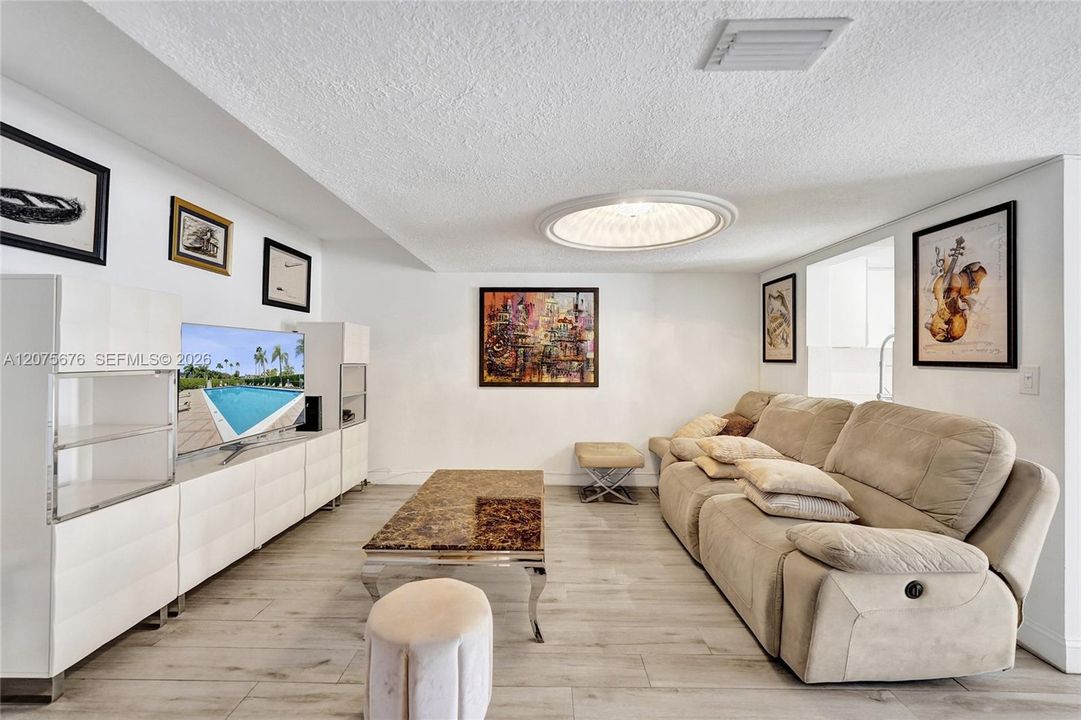 For Rent: $4,100 (3 beds, 2 baths, 1798 Square Feet)