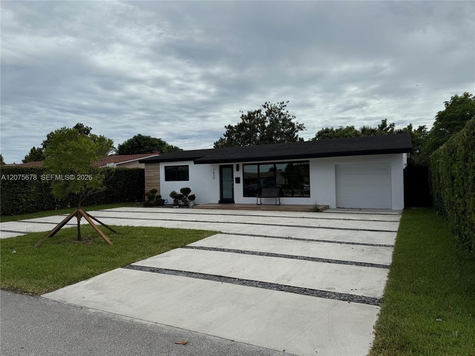 For Sale: $499,000 (3 beds, 2 baths, 999 Square Feet)