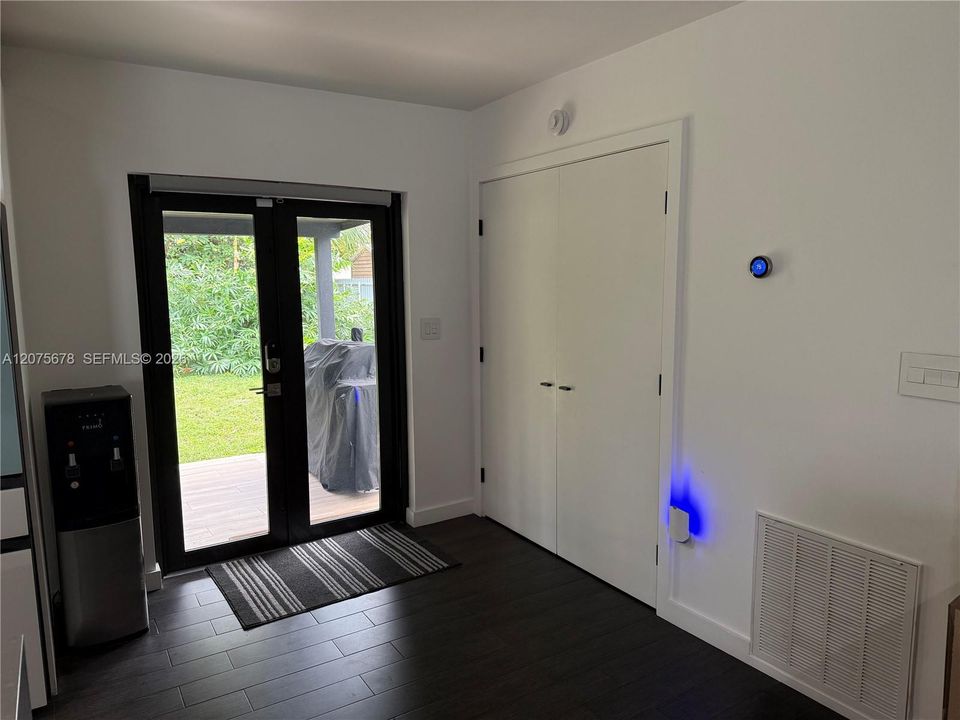 For Sale: $499,000 (3 beds, 2 baths, 999 Square Feet)