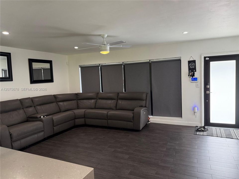 For Sale: $499,000 (3 beds, 2 baths, 999 Square Feet)