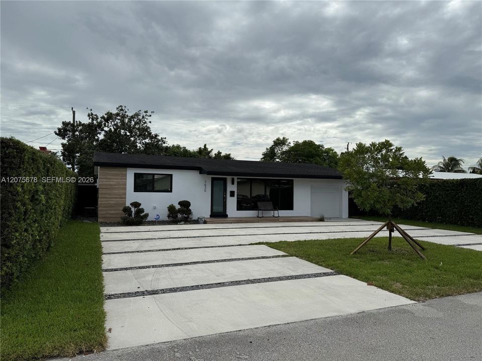 For Sale: $499,000 (3 beds, 2 baths, 999 Square Feet)