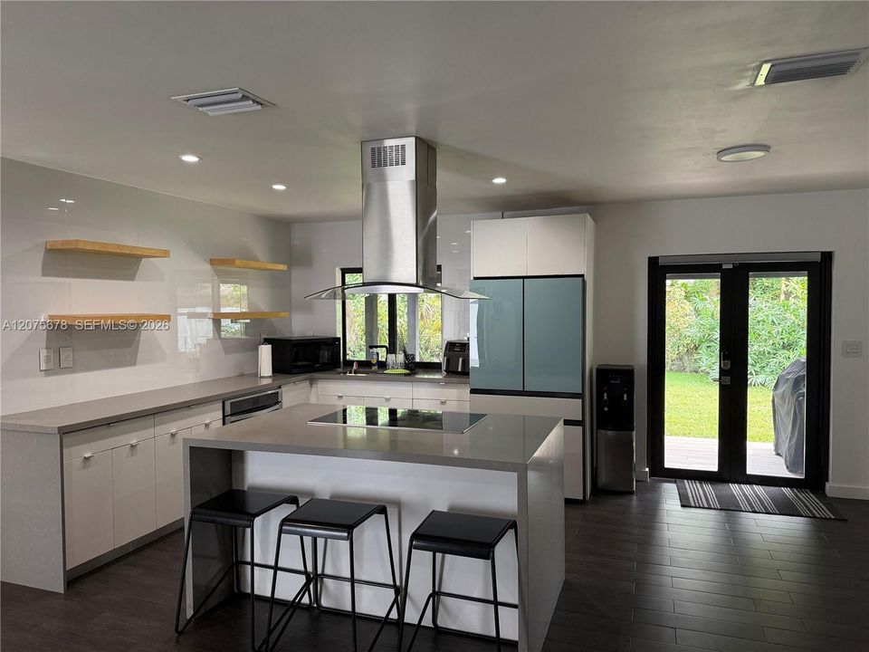 For Sale: $499,000 (3 beds, 2 baths, 999 Square Feet)