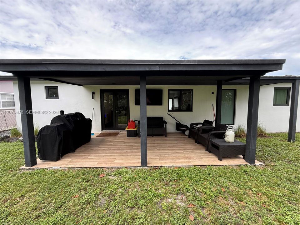 For Sale: $499,000 (3 beds, 2 baths, 999 Square Feet)