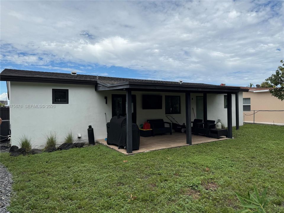 For Sale: $499,000 (3 beds, 2 baths, 999 Square Feet)