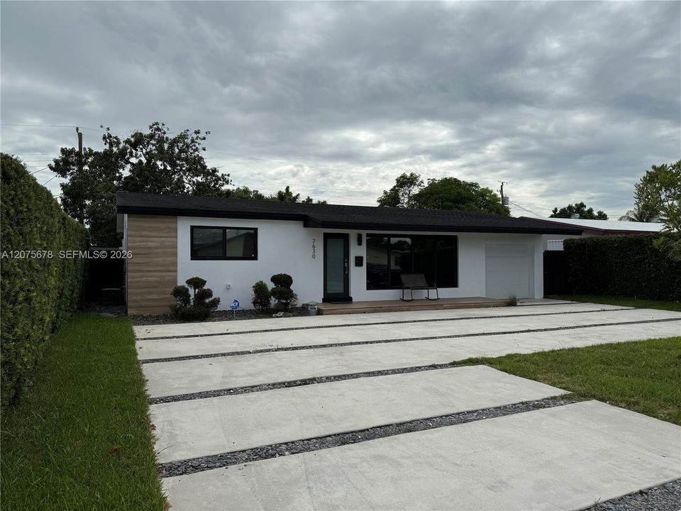 For Sale: $499,000 (3 beds, 2 baths, 999 Square Feet)