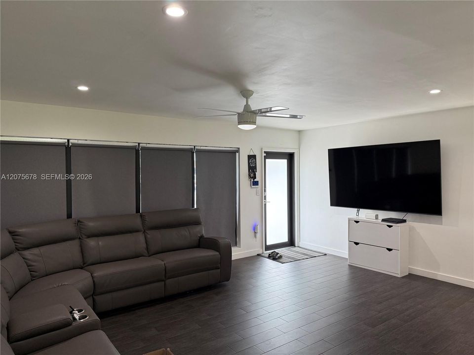 For Sale: $499,000 (3 beds, 2 baths, 999 Square Feet)