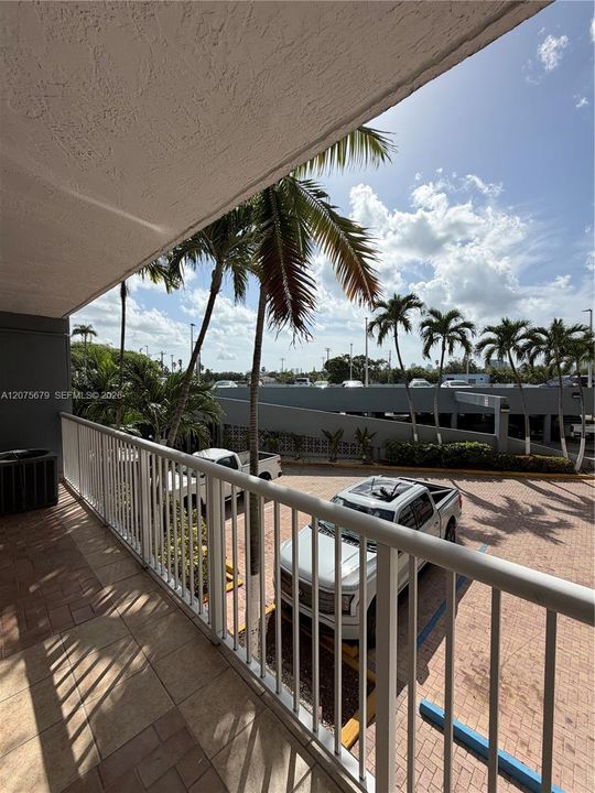 For Rent: $1,900 (1 beds, 1 baths, 604 Square Feet)
