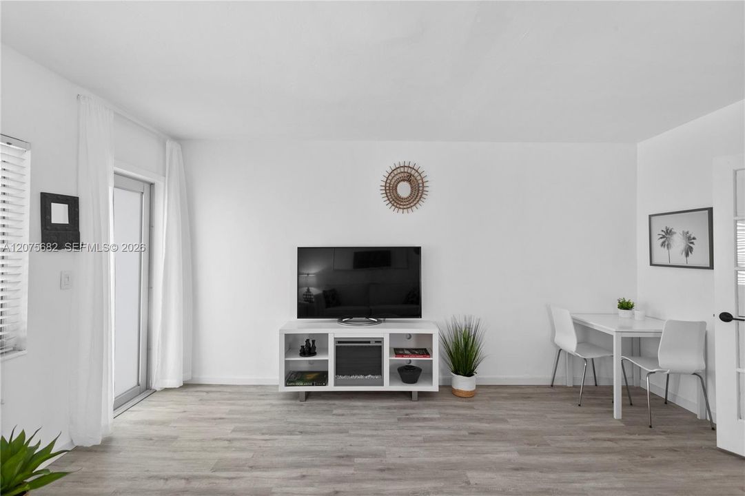 For Rent: $2,100 (0 beds, 1 baths, 470 Square Feet)