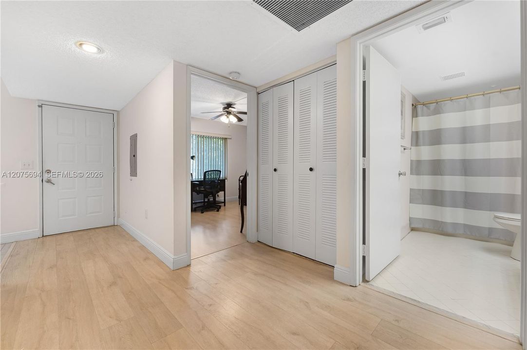 合同活跃: $199,900 (2 贝兹, 2 浴室, 1364 平方英尺)