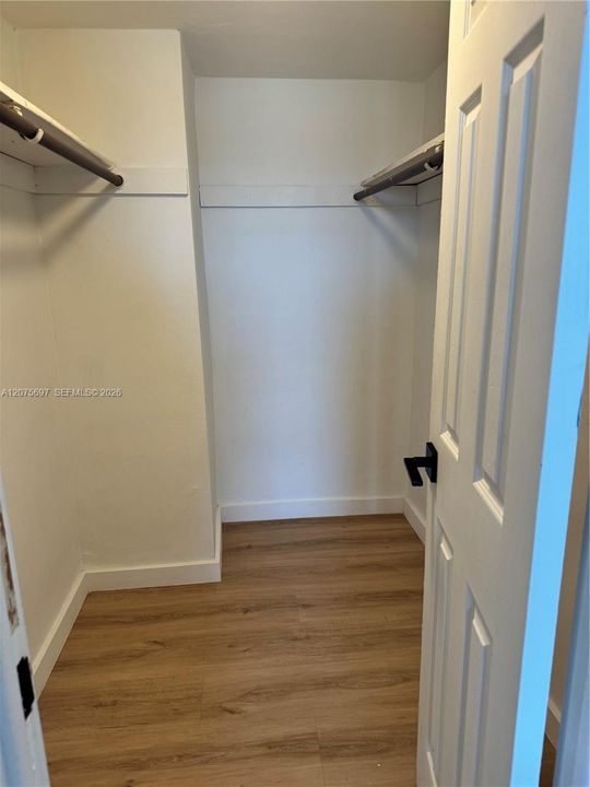 For Rent: $1,900 (1 beds, 1 baths, 5956 Square Feet)