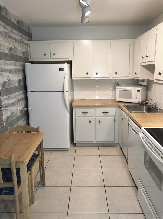 For Rent: $1,800 (1 beds, 1 baths, 672 Square Feet)
