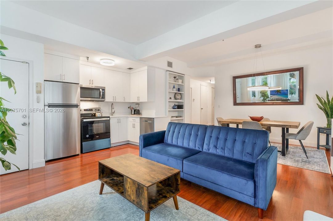 For Rent: $3,500 (2 beds, 1 baths, 870 Square Feet)
