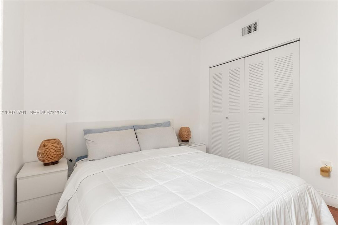 For Rent: $3,500 (2 beds, 1 baths, 870 Square Feet)