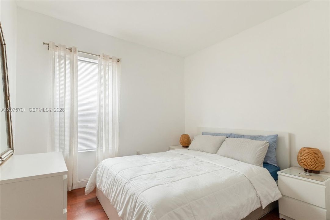 For Rent: $3,500 (2 beds, 1 baths, 870 Square Feet)