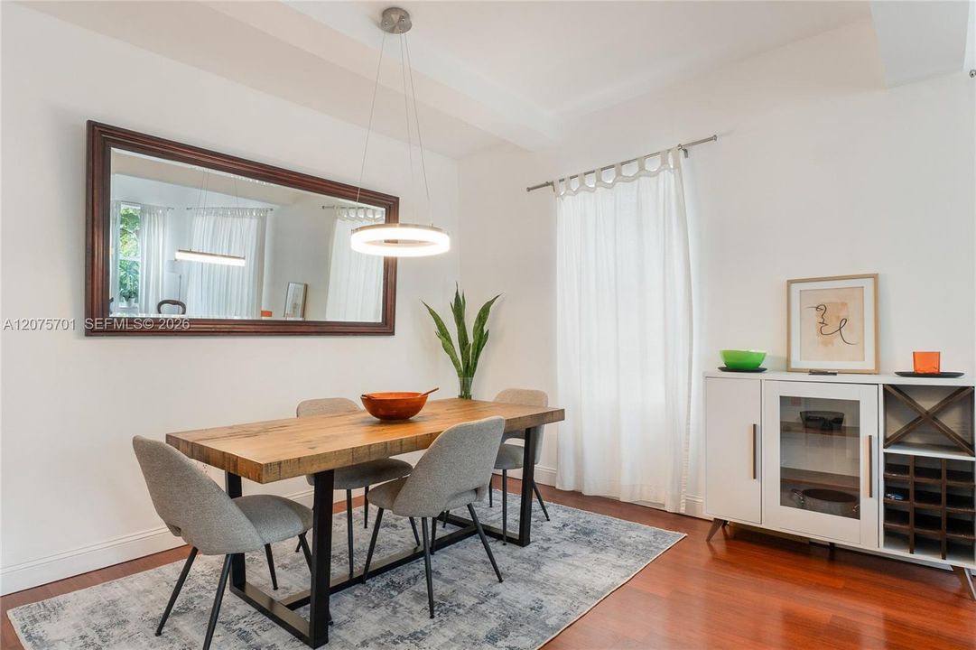 For Rent: $3,500 (2 beds, 1 baths, 870 Square Feet)