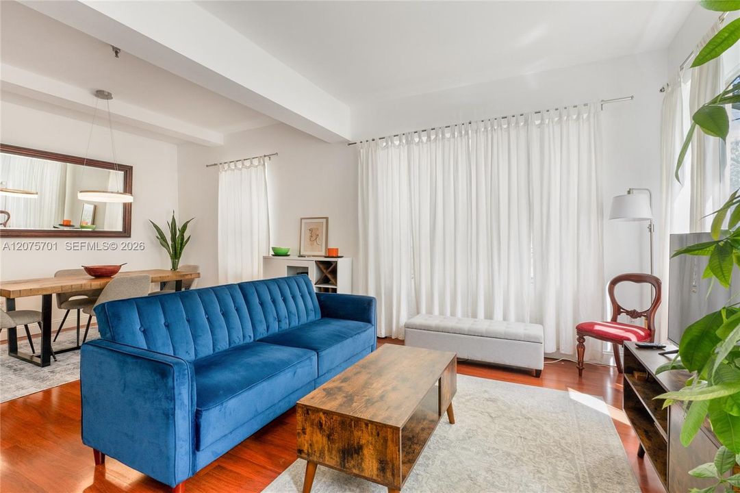 For Rent: $3,500 (2 beds, 1 baths, 870 Square Feet)