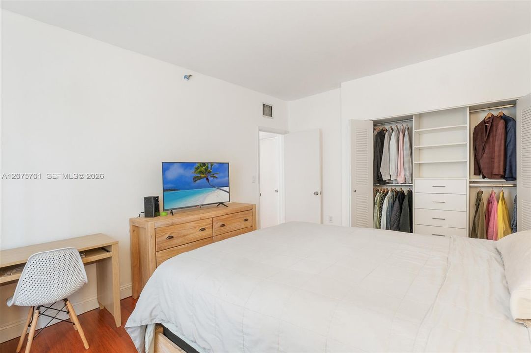 For Rent: $3,500 (2 beds, 1 baths, 870 Square Feet)