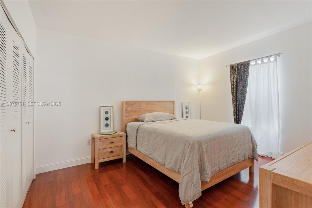 For Rent: $3,500 (2 beds, 1 baths, 870 Square Feet)