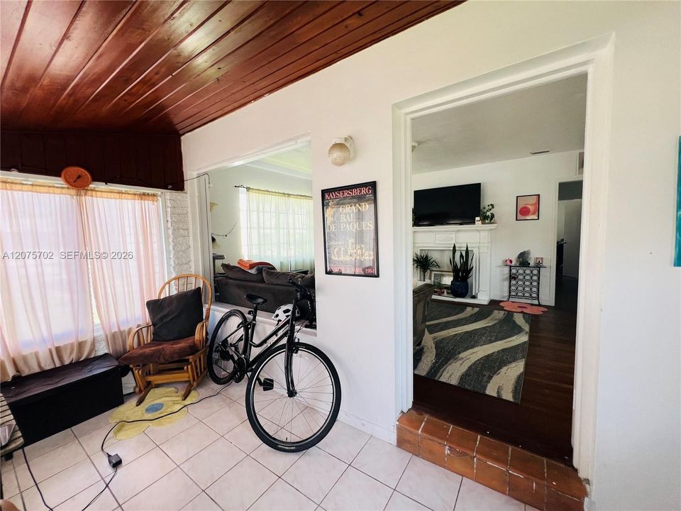 For Rent: $2,700 (3 beds, 1 baths, 1350 Square Feet)