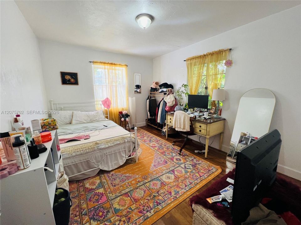 For Rent: $2,700 (3 beds, 1 baths, 1350 Square Feet)