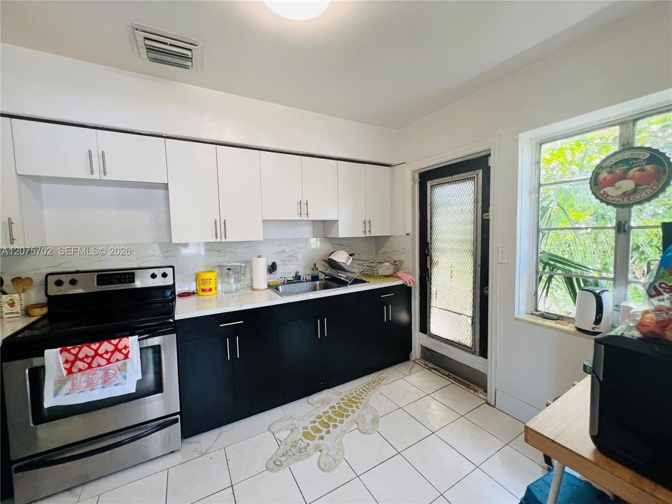 For Rent: $2,700 (3 beds, 1 baths, 1350 Square Feet)
