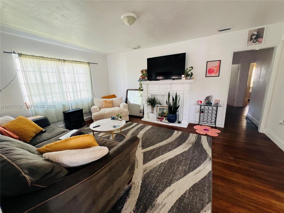 For Rent: $2,700 (3 beds, 1 baths, 1350 Square Feet)