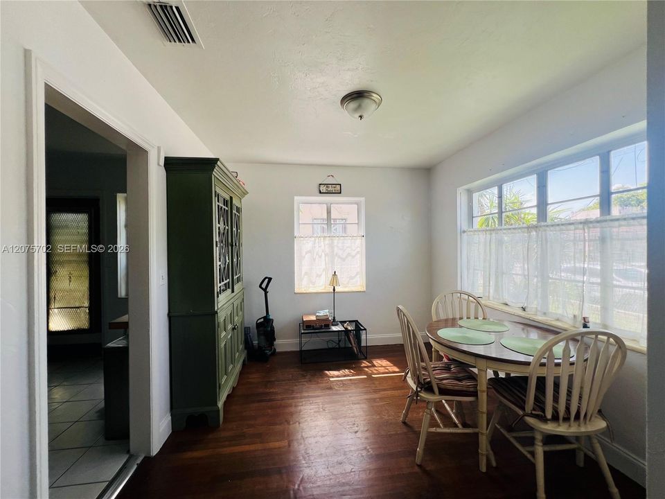 For Rent: $2,700 (3 beds, 1 baths, 1350 Square Feet)