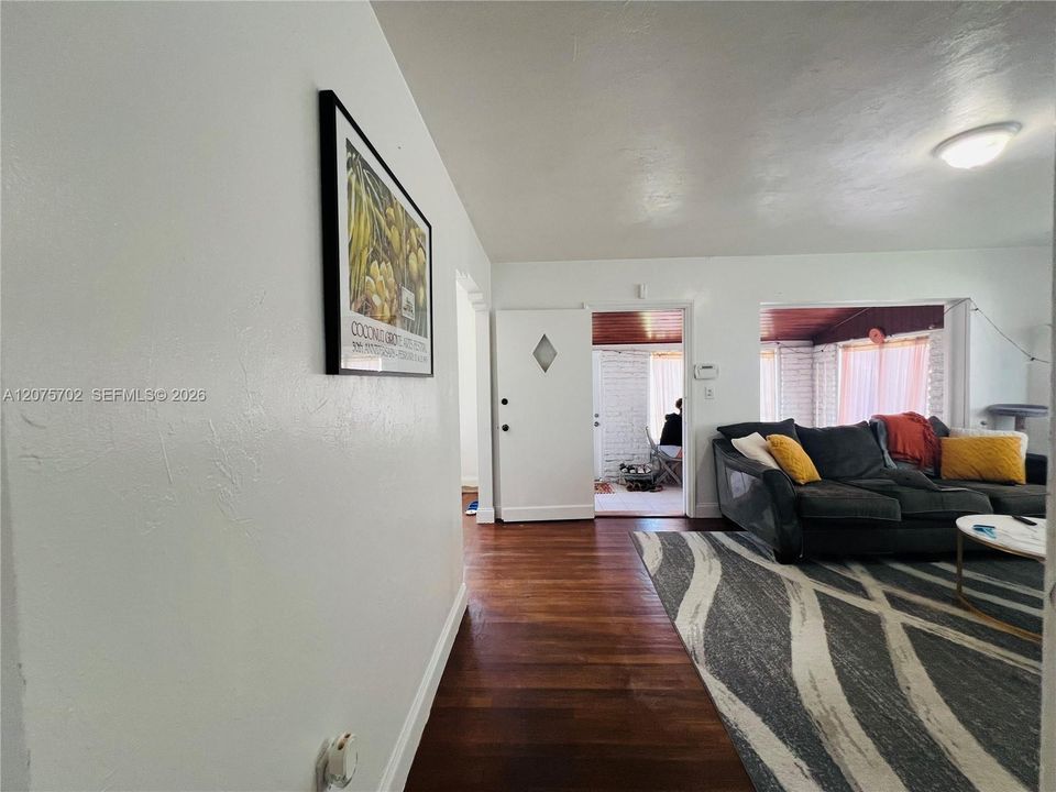 For Rent: $2,700 (3 beds, 1 baths, 1350 Square Feet)