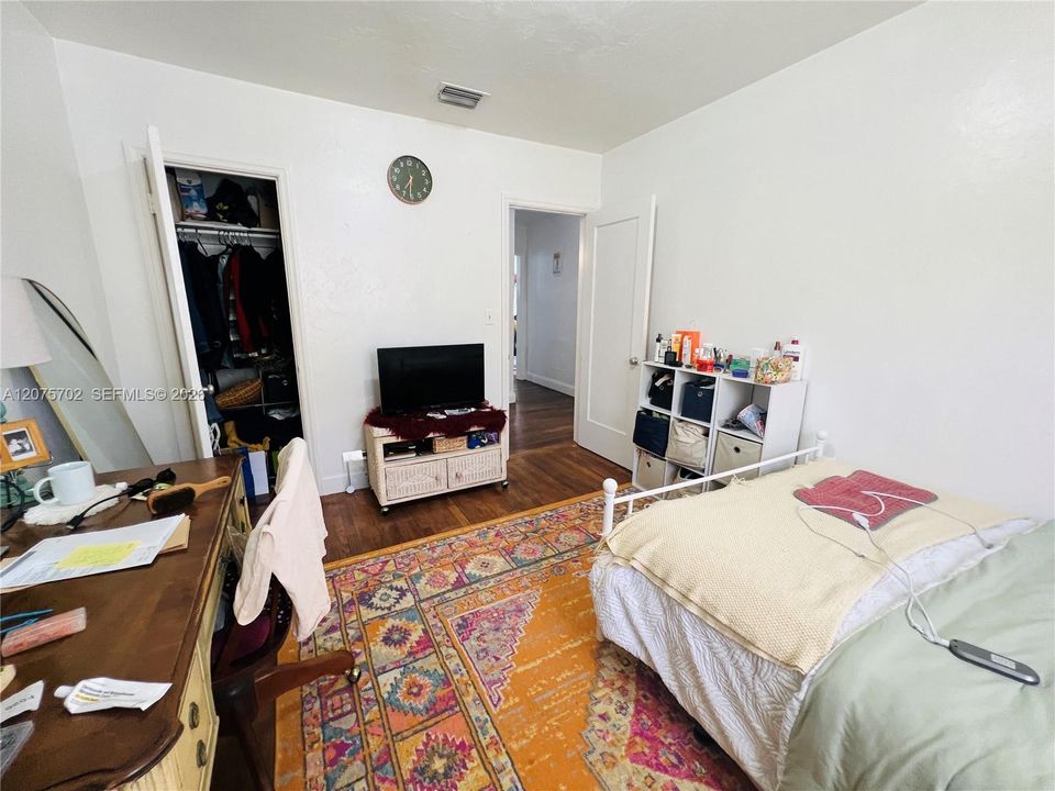 For Rent: $2,700 (3 beds, 1 baths, 1350 Square Feet)