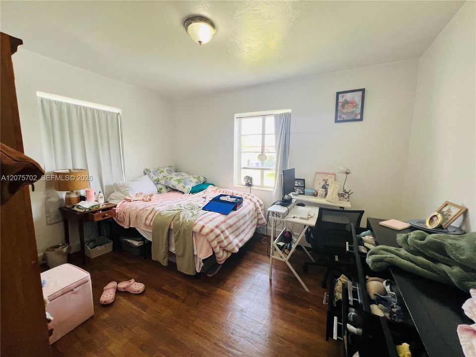 For Rent: $2,700 (3 beds, 1 baths, 1350 Square Feet)
