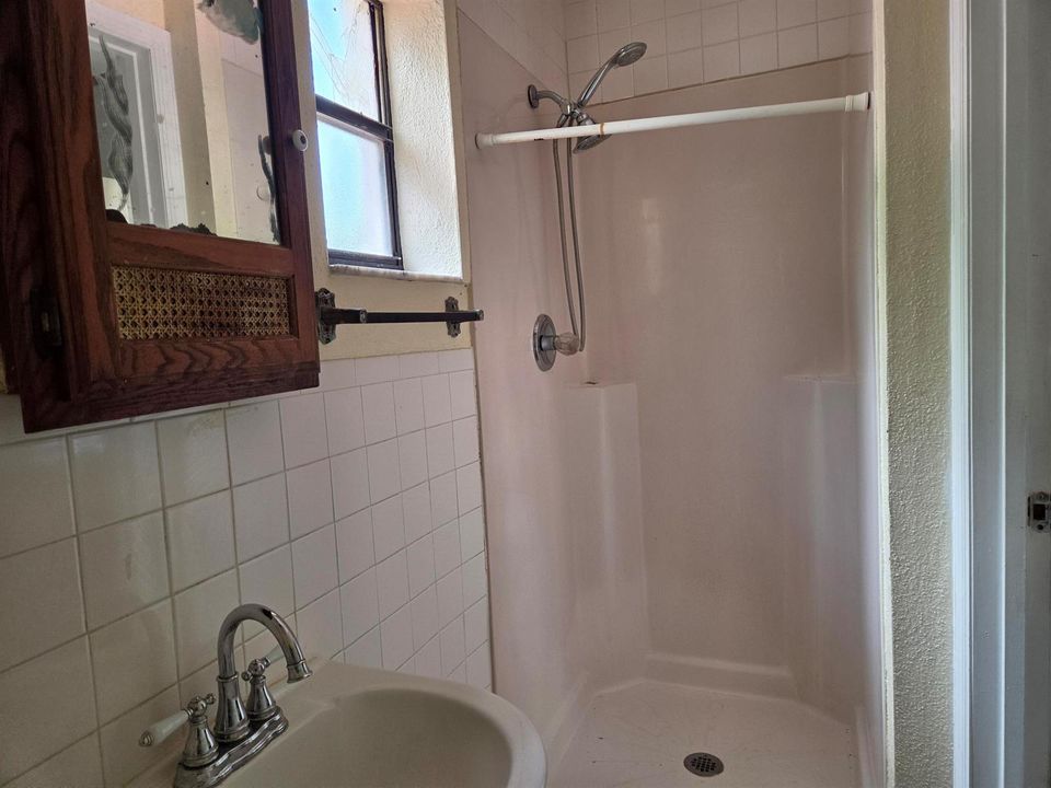 704-Unit1Bathshower