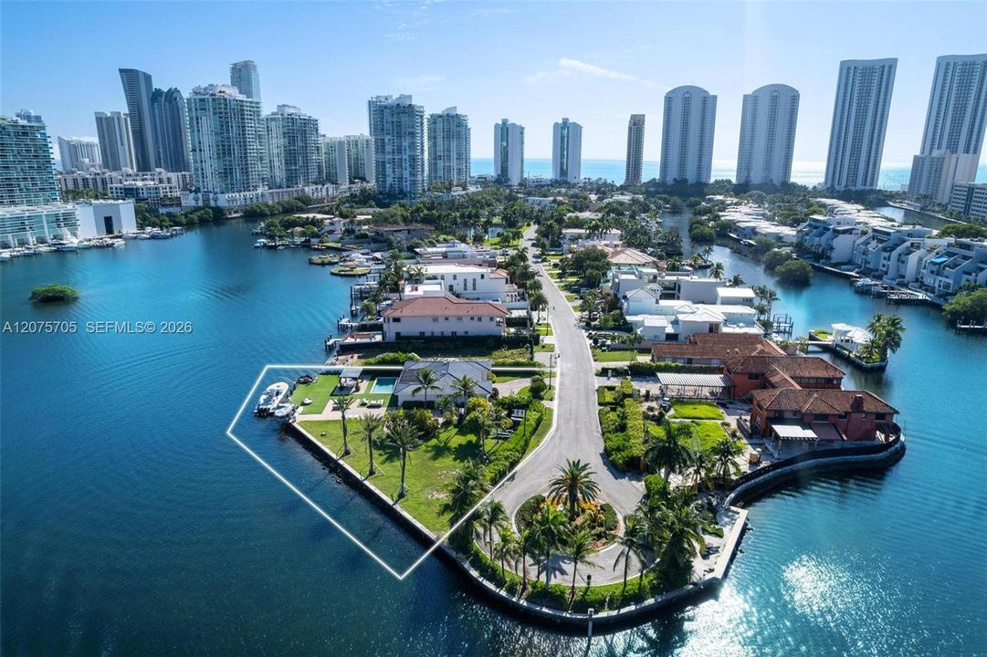 For Sale: $11,999,000 (4 beds, 3 baths, 2426 Square Feet)