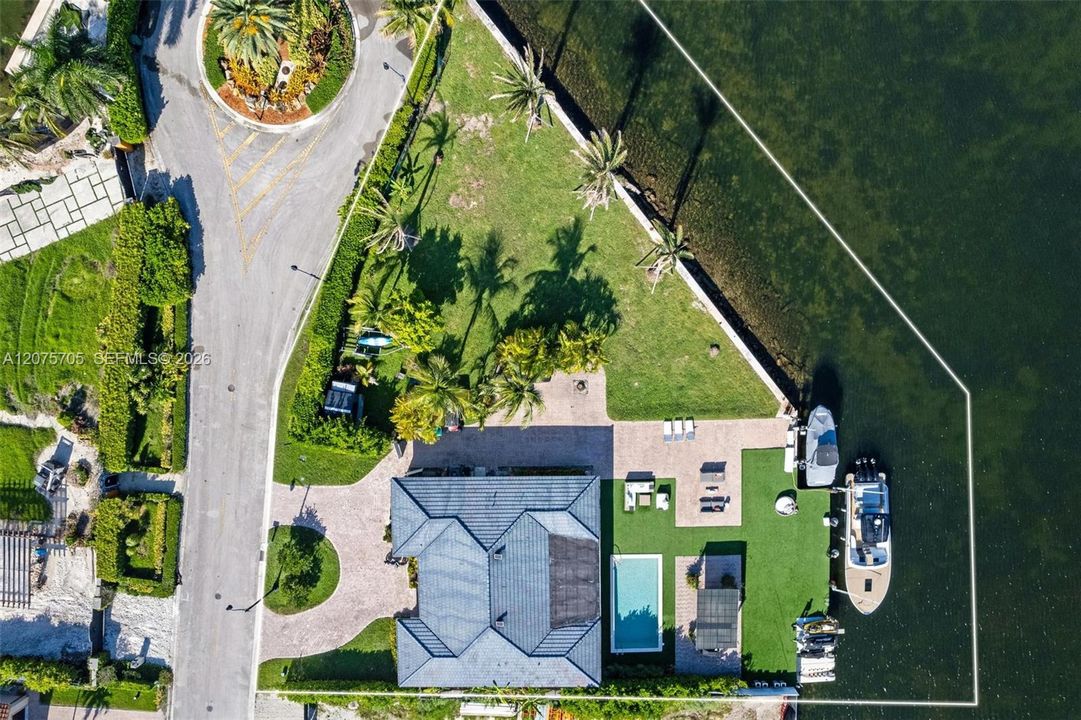 For Sale: $11,999,000 (4 beds, 3 baths, 2426 Square Feet)