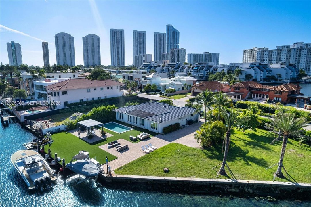 For Sale: $11,999,000 (4 beds, 3 baths, 2426 Square Feet)