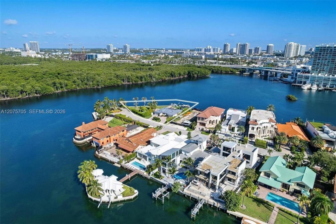 For Sale: $11,999,000 (4 beds, 3 baths, 2426 Square Feet)